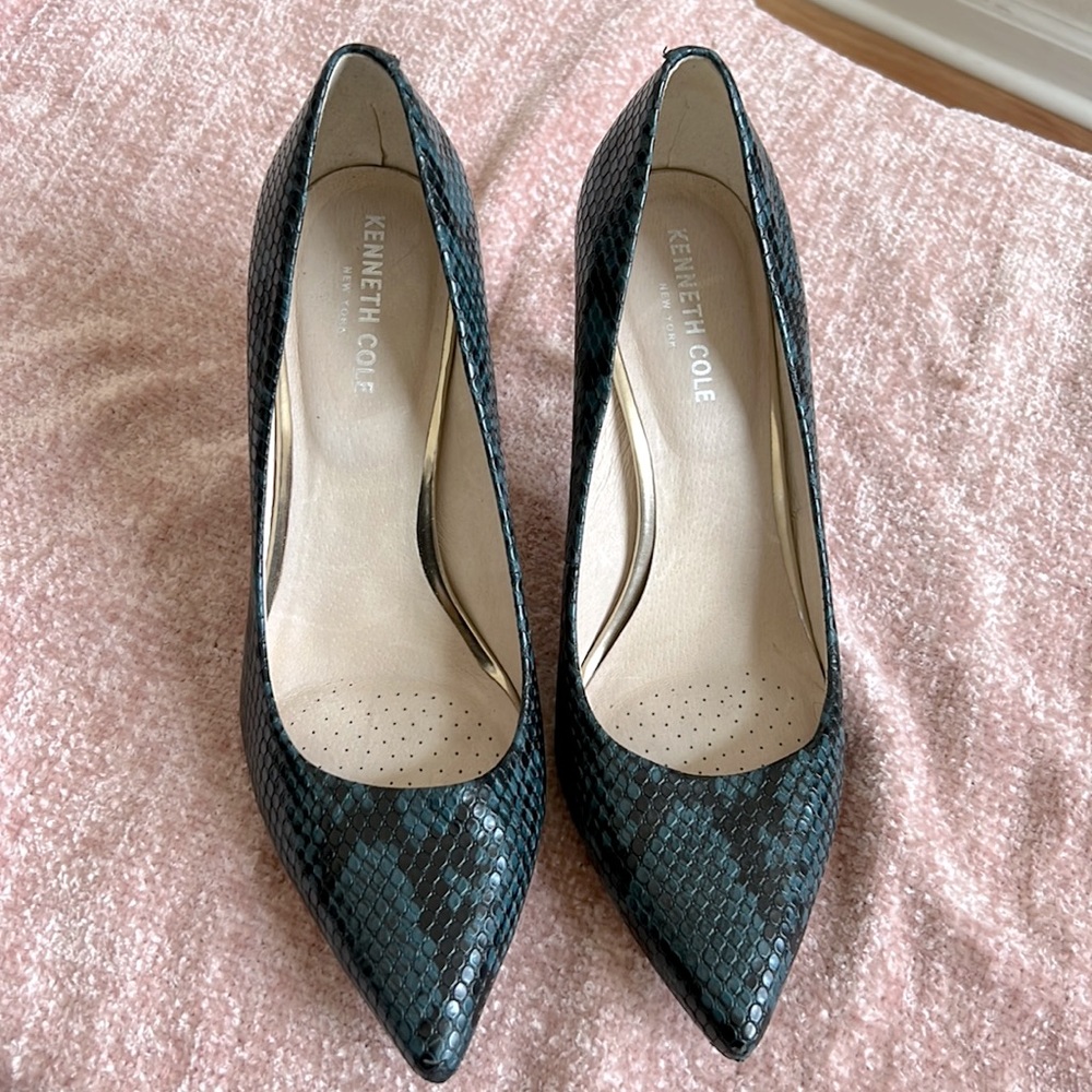 Kenneth Cole Womens Blue Snakeskin Size 9